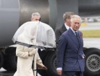 Un appunto però alla Regina lo facciamo: sicuramente è stato un gesto davvero gentile prestare uno dei suoi ombrelli alla nuora Camilla, però forse sarebbe stato il caso di spiegarle come portarlo con eleganza...