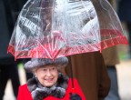 Ma come sempre la regina è immancabilmente lei, di nome e di fatto! Da anni Queen Elizabeth si mostra in pubblico sotto la pioggia con i suoi ombrelli a cupola rigorosamente abbinati al cappotto. Ne volete una prova? Qui è in rosso...