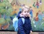 Potrebbe sembrare un comunissimo bambino il giorno del suo primo giorno di asilo, e invece è lui, il delizioso e paffuto Principe George, il primogenito della famiglia reale. Già un idolo sul web a lui è stata dedicata la pagina Facebook "Baby George ti disprezza" dove si gioca sulle buffe espressioni che regala il Royal Baby ai fotografi, commentandole con frasi in cui lui si divertirebbe ad insultare i sui sudditi chiamandoli poveracci, anzi, in romanesco "poracci". Ma che bambino adorabile!
