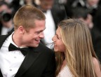 Ma guardateli che carini! Erano una coppia perfetta Jennifer Aniston e Brad Pitt: biondi e innamorati convolano a nozze nel 2000 facendo sognare tutti i fans del telefilm più in voga dei tempi, "Friends". Evviva, la dolce Rachel sposa il sex symbol di Hollywood. E poi? Poi come un fulmine appare la demoniaca Angelina (che di angelico ha solo il nome) a mettere fine al loro idillio tutto capelli al vento e sorrisi smaglianti. Ora la dolce Jen si è risposata con Justin Theroux che manco a dirlo pare che l