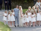 Eccoci al mio preferito: il matrimonio della divina Kate Moss e di Jamie Hince. Ok, le nozze non sono andate a buon fine, ma noi ricorderemo sempre il suo splendido abito Jonh Galliano, le sue 15 damigelle in total white e fiori nei capelli e la sua damigella d