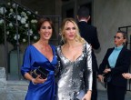 Eccoci proiettate verso la parte discendente della parabola delle invitate peggio vestite. Al matrimonio di Michelle Hunziker e Tomaso Trussardi, Silvia Toffanin si fa fotografare accanto a una Ilary Blasy griffata Domopack ignorando l
