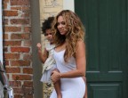 Beyoncè Knowles al matrimonio della sorella Solange. Ok, in bianco non ci si veste a meno che la sposa non lo chieda espressamente e questo è il caso per cui è perdonata...però un abito che ti donasse un po