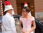 Per la serie "La perfettina del reame" ecco la sempre impeccabile Charlotte Casiraghi al matrimonio dello zio Alberto di Monaco con Charlene Wittstock. Inappuntabile il suo outfit rosa confetto di Chanel impreziosito da cerchietto con veletta, talmente perfetto che è quasi noioso. Charlotte, a furia di dirti che hai ereditato la classe di nonna Grace Kelly batti la fiacca? Dai, puoi fare molto di meglio!