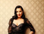 Dita Von Teese, la sensualità fatta persona. La regina del burlesque incarna la donna con la vita stretta e le curve al posto giusto. Carnagione candida, rossetto rosso e ovviamente curve pericolose per una vera diva d