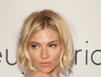 Amante dei tatuaggi mini, la bellissima Sienna Miller sfoggia un gabbiano sul polso, una stellina sull