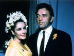 Elisabeth Taylor e Richard Burton: la loro unione è stata una fra le più chiacchierate di Hollywood fra liti furibonde e riappacificazioni magistrali, consumata sul set di film del calibro di Cleopatra. Si sposarono la prima volta nel 1964 per poi lasciarsi dopo 10 anni e risposarsi nel 1975, per poi divorziare di nuovo. Lei dichiarerà più avanti che Richard è stato il suo più grande amore e che era certa si sarebbero risposati una terza volta. La regina Cleopatra sapeva amare con magnificenza.
