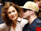Jennifer Lopez e Casper Smart, 46 anni lei e 28 lui. Lei guarda soddisfatta il suo toy boy, noi francamene ci domandiamo perchè "Jenny for the Block" scelga sempre uomini poco attraenti (tolto il caro Ben Affleck). Si lasciano e si riprendono ma pare abbiano trovato un equilibrio nella loro relazione altalenante, ora pare siano di nuovo inseparabili...speriamo!
