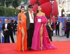 Si sta ancora parlando di Giulia Salemi e di Dayane Mello, nella foto sul red carpet del non ancora concluso Festival di Venezia 2016. Forse nessuno ricorderà il loro nome, forse nessuno nemmeno saprà chi è Silvia e chi e Dayane delle due...saranno ricordate (forse) come "le due con lo spacco". I social sono impazziti urlando al "cattivo gusto", le due signorine si sono difese dicendo che non voleva essere esibizionismo e che dimostreranno in altra sede i loro talenti. E se si fosse trattata di pubblicità all