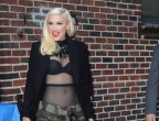 Altro erroraccio da evitare dopo una "certa età" è il pancino scoperto. Anche se tonico e scolpito come quello di Gwen Stefani, la pancia la lasciamo alle giovanissime e ai ricordi di "Non è la Rai". Già che ci siamo un voto di demerito anche per la lingerie a vista. Soffro moltissimo perchè adoro Gwen, ma  dopo i 40 è troppo.