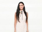 Demi Moore è indubbiamente ancora bellissima, a volte la si confonde con le figlie e spesso le figlie sembrano più vecchie di lei. Proprio Demi, che viene ricordata per la rasatura in "Soldato Jane" e per il caschetto cortissimo con frangetta in "Ghost" ormai è una fedelissima della chioma lunga e fluente fino alla vita. Demi, dopo i 40 i capelli dovrebbero essere un po