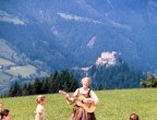 Chi almeno una volta nella vita non ha cantanto "Addio, Ciao, Ciao, Auf Wiedersehen, Goodbye" per salutare qualcuno? Impossibile non appassionarsi alla storia di Maria e della famiglia von Trapp e ancora più difficile scordare le canzoni che accompagnano tutto il film.