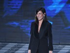 Sanremo 2017 e la più sexy è lei: Paola Turci. Qui la vediamo con uno smoking nero di Stella Mc Cartney e reggiseno a vista. Paola canta "Fatti bella per te" e incanta tutti con fascino e grinta. Niente gambe al vento eppure così sensuale e affascinante: donne impariamo!