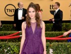 Keira Knightley se ne infischia del fatto che il viola possa portare sfortuna ad un evento, e già per questo suo non essere affatto superstiziosa la amo! Forte e tenace ricorda tantissimo la caparbia "Rapunzel", stesso abito viola, capelli decisamente meno lunghi. Ma del resto sai che fatica a portarsi dietro quella trecciona mentre si ritira un premio?