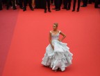 Secondo me non ci vuole più di un secondo per capire a chi si sia ispirata Blake Lively indossando questo fantastico abito al 69esimo Festival di Cannes. Si guarda intorno in attesa che il principe la noti e la faccia ballare fino a mezzanotte. Speriamo che le sue scarpette di cristallo abbiano il cinturino per non sfuggire, almeno!