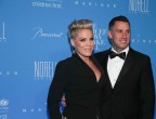 Ruoli invertiti per la cantante Pink che nel mezzo di una gara di motocross dove gareggiava Carey Hart ha estratto un cartello con scritto "Mi vuoi sposare"? Non certa che lui fra una curva e l