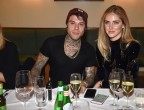 "Non servono anelli per tenerci insieme ma per quello che sto per chiederti, forse sì". Con queste parole, scritte appositamente per la sua bella, il rapper italiano Fedez ha chiesto in sposa la fashion blogger Chiara Ferragni. Una cosa intima diciamo, davanti a più di diecimila persone con altrettanti telefonini pronti a immortalare il momento. Lui si inginocchia e tira fuori dalla tasca dei pantaloni (si, per l