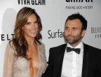 Serata di beneficenza ad Hollywood per la modella brasiliana Alessandra Ambrosio e il compagno Jamie Mazur che la guarda estasiato: dalla scollatura o dal fisico statuario?