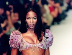 A questo punto della gallery potrei anche non scrivere nulla, la foto si commenta da sola: Naomi Campbell, la Venere nera, la pantera delle passerelle. Nessun termine coniato per lei potrà mai descrivere totalmente la sua aria fiera, la sua falcata sicura, il suo sguardo felino. Naomi venne definita la perfezione fatta donna, basti dire che prima di lei nessuna modella di colore aveva mai ottenuto la copertina di una rivista. La pantera della haute couture è sempre stata fra le più vivaci delle top degli anni Novanta: rissosa, capricciosa, volubile in amore (ricordiamo fra gli altri Mike Tyson, Leonardo Di Caprio, Robbie Williams e Flavio Briatore) e attaccabrighe, per la legge del contrappasso presta ora la sua immagine per impegnatissime campagne benefiche.