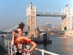 Italiana ma cresciuta nelle migliori scuole svizzere e francesi, intrisa di una classe e grazia fuori dal comune, Carla Bruni diventa presto icona della moda, contesa dai maggiori stilisti sulla piazza. Nella vita di Carla non sono mancati i flirt, da Mick Jagger a Eric Clapton e impossibile non nominare Nicholas Sarkozy, ex presidente francese, che l