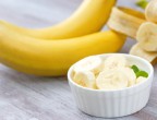CAPELLI FORTI, SOFFICI E LUCIDI - Schiaccia una banana e aggiungi abbastanza olio di mandorle dolci per renderla fluida. Stendi il composto sui capelli, tralasciando le radici e abbondando invece sulle lunghezze. Copri la testa con la pellicola trasparente e tieni l’impacco per 40 minuti. Elimina con poco shampoo diluito con acqua.