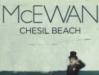 Chesil Beach di Ian McEwan (Einaudi, 11,50 euro) è un lungo racconto ambientato negli anni Sessanta. Al centro, la prima notte di nozze tra Florence ed Edward, innamorati ma arrivati entrambi senza esperienza alla loro luna di miele. Reticenze, imbarazzi e anche il più profondo timore di non saper essere all’altezza delle aspettative dell’altro faranno da ostacolo al rapporto tra i due. Portato sul grande schermo da poco, il romanzo restituisce il pudore dell’epoca, come le tante sfaccettature di un discorso d’amore ancora fragile.