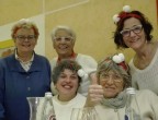 Da sinistra in senso orario, Edi, Luisa, Cristina, Anna e Serena sorridono all
