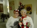 Maria e Luisa sfoggiano un look che ha già il profumo di Natale