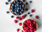 FRUTTI DI BOSCO PER LA PELLE OPACA - Mirtilli e lamponi sono tra i frutti più ricchi di antios- sidanti. Contengono ele- vate quantità di flavonoidi, sostanze che combattono l’azione dannosa dei radi- cali liberi, responsabili della pelle spenta e impura in questo periodo. Assicurano, poi, vitamina C, che favorisce la produzione di collagene, nutriente per l’epidermide.