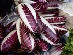 RADICCHIO PER IL GONFIORE - È ricco di fibre, che agevo- lano il transito intestinale e facilitano l’eliminazione delle sostanze di scarto accumulate durante i mesi invernali. Apporta, poi, betacarotene e quercetina, che favoriscono il microcircolo e contrastano l’accumulo di liquidi in eccesso, responsabile di ritenzione e pesantezza.