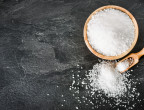 CORPO LISCIO E LEVIGATO - Aggiungi a un chilo di sale grosso la polpa di quattro kiwi e il succo fresco di un limone. Dopo aver inumidito la pelle, massaggia delicatamente decolleté e interno di braccia e gambe. E poi, con più insistenza le altre zone, soprattutto quelle ruvide (gomiti e ginocchia) e i glutei. Poi, risciacqua, asciugati e applica una crema idratante dalla consistenza ricca.