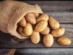 OVALE GIOVANE SENZA RUGHE - Fai bollire una patata (preziosa fonte di amido) finché diventa molto morbida. Elimina la pelle e frullala con un barattolo di yogurt (meglio intero, che è più nutriente) e un paio di cucchiaini di miele. Stendi il preparato su tutto il viso per un quarto d’ora e rimuovilo con un batuffolo di cotone inumidito con acqua tiepida.