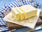 PIEDI A PROVA DI... PANTOFOLA - Prendi un panetto di burro e inizia a lavorarlo con le mani. Quando è morbido, aggiungi qualche fogliolina di menta sminuzzata e lasciata macerare in olio di oliva. Massaggia i piedi con questo impasto, indossa un paio di calzini in cotone per un paio di ore. Lava i piedi con acqua tiepida e sali per pediluvio (o da cucina).