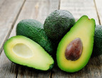 MANI MORBIDE DA ACCAREZZARE - Prepara un impasto con un avocado ben maturo (in modo che schiacciato diventi una purea) e il tuorlo di un uovo. Mescola fino a ottenere una crema omogenea e stendila sulle mani coprendole completamente. Tieni in posa per almeno 15 minuti (nel frattempo puoi guardare la tivu) e poi lava, ma senza usare il sapone.