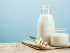 VISO LIBERO DALLE IMPURITÀ - Allunga un cucchiaio di concentrato di pomodoro con uno di latte intero. Applica il fluido ottenuto sulla zona T (fronte, naso e mento) alla sera prima di andare a dormire per una settimana (per evitare di sporcare il cuscino coprilo con un telo in cotone bianco). Dopo sette notti la tua pelle risulterà libera da sebo e brufolini.