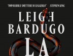 Alex Stern, cresciuta nei sobborghi di Los Angeles e intrappolata in loschi giri di droga, a 20 anni è l’unica superstite di un omicidio plurimo. Convalescente in ospedale, riceve un dono inaspettato: misteriori benefattori le offrono una borsa di studio per frequentare la prestigiosa università di Yale. E le affidano un compito insolito: monitorare le società segrete che gravitano intorno all’ateneo. Ecco la trama inquietante di "La nona casa" di Leigh Bardugo (Mondadori, 19,90 euro), un thriller incalzante, che non fa dormire la notte.