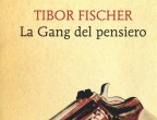 "La Gang del Pensiero" di Tibor Fischer (Marcos y Marcos, 19 euro) presenta un’affascinante coppia di rapinatori: Eddie, seducente e poliedrico, ama le parole che iniziano con la “z” e la filosofia dell’Antica Grecia; Humbert, romanticissimo, ha un solo occhio, un solo braccio, una sola gamba. Insieme, i due organizzano spettacolari rapine in banca, che la polizia non riesce mai a sventare. E quando progettano il colpo del secolo, arrivano a mettere a rischio la propria vita. Un romanzo insolito, che conquista grazie al ritmo serrato e al fascino dei protagonisti, due malviventi ricchi di charme.