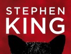 Stephen King, autore di best seller da milioni di copie, torna in libreria con un’opera da brividi (come sempre). "Se scorre il sangue" (Sperling & Kupfer, 21,90 euro) è la raccolta di quattro racconti che stupiscono e inquietano. Il principale (e più lungo) dà il titolo alla raccolta e parte da un evento tragico: una bomba alla Albert Macready Middle School scuote gli Stati Uniti e monopolizza le prime pagine dei quotidiani. Quando l’investigatrice Holly Gibney inizia a indagare sulla tragedia, capisce subito che qualcosa non quadra: il primo inviato sul luogo del disastro ha qualcosa di strano e “sbagliato”. Un racconto intrigante, drammatico e spaventoso al tempo stesso, accompagnato da altre tre storie inquietanti, che non si dimenticano facilmente.
