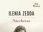 Nata in provincia di Sassari (anche se vive a Torino), Ilenia Zedda ambienta il suo primo romanzo, Nàccheras (DeaPlaneta, 16 euro) in una Sardegna suggestiva e piena di misteri. Al centro della vicenda, Caterina, una tredicenne che ha ereditato dalla famiglia i segreti delle donne capaci di tuffarsi negli abissi e raccogliere dalle grandi conchiglie
il bisso, la seta color oro che, una volta tessuta, veste i potenti del mondo. Caterina non sa che un ragazzo, nato da minatori e testardo come la roccia, la osserva da lontano e l’ama in silenzio. Si può cambiare il destino
che li vuole lontani?