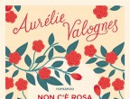 Rose è una donna che
ha sempre dato molto
agli altri e alla famiglia e quando, per un insieme di circostanze, si ritrova sola, resta spiazzata. Costretta, tra l’altro, a reinventarsi
il lavoro, trova impiego come dog sitter e dama
di compagnia presso una manager dispotica, che ha un volpino viziatissimo e una madre settantenne che trascura. Rose si dedicherà a entrambi scoprendo, via via, che l’anziana Colette è una miniera di sorprese e
di vitalità. Sarà proprio lei, infatti, a farle capire che, tra le spine, la vita riserva sempre qualche dono. Non c’è rosa senza spine è l’ultimo romanzo di Aurélie Valognes (Sperling & Kupfer, 17,90 euro), autrice di bestseller molto amata in Francia per la sua abilità nel raccontare
i sentimenti.
