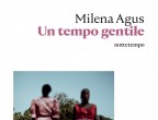 In arrivo in libreria
nel mese di agosto, Un tempo gentile di Milena Agus (Nottetempo, 16 euro) è ambientato, come tutti i romanzi
di questa scrittrice, in Sardegna, in un paesino dell’entroterra. Uno
dei tanti borghi italiani che, col tempo, hanno visto i figli degli abitanti scappare a vivere altrove, la stazione ferroviaria chiudere
e il futuro perdere di spessore. Qui arriva un giorno un gruppo di migranti, accompagnati da volontari, e destinati a stabilirsi nel “rudere”, una vecchia casa abbandonata. Il loro arrivo spaventa gli abitanti, ma anche
gli “invasori” sono sconcertati, non capiscono cosa ci
fanno lì. Ma, quando si prova a oltrepassare la barriera del sospetto, tra i due gruppi si avvia un dialogo sul filo di una gentilezza che a poco a poco prende il sopravvento sul timore. E favorisce la rinascita da una parte e dall’altra.