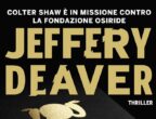 Colter Shaw, tanto affascinante quanto enigmatico, per lavoro viene ingaggiato per ritrovare persone oppure oggetti di valore. È, insomma, un’alternativa per chi non vuole rivolgersi alla Polizia. Un ribelle che si ritrova in una zona selvaggia dello Stato di Washington nella Fondazione Osiride, un posto misterioso che promette ai suoi ospiti
la felicità assoluta, ma spesso si rivela un luogo di morte. Ecco la trama di Gli eletti del famosissimo Jeffery Deaver (Rizzoli, 20 euro), un romanzo denso di colpi di scena ambientato nelle incantevoli valli tra
le Montagne Rocciose.
