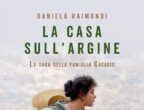 In un paese di campagna tra Lombardia, Emilia e Veneto vivono i Casadio, famiglia numerosa e lavoratrice. Quando Giacomo s’innamora della zingara Viollca e la sposa, all’inizio dell’Ottocento, la stirpe si divide in due: ci sarà chi eredita l’indole sognatrice e i capelli biondi di Giacomo e che riceve in sorte il temperamento sensitivo e i colori scuri di Viollca. Nell’arco di due secoli di storia, si snodano amori e sogni, profezie e conquiste in un’avvincente saga familiare. La casa sull’argine di Daniela Raimondi (Nord, 18 euro).