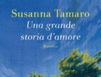 A volte le storie semplici sono quelle che fanno emergere le emozioni e le domande più profonde. Succede con il nuovo romanzo di Susanna Tamaro, Una grande storia d’amore (Solferino, 16 euro). L’autrice di Va dove ti porta il cuore racconta qui la vicenda di Edith, una ragazza un po’ trasgressiva e Andrea, un capitano inflessibile, che s’incontrano su un traghetto e scoprono di amarsi. Dopo una passione durata una vita, Andrea si ritrova alla fine solo sull’isola dove la coppia ha costruito la sua esistenza. E continua a parlare con l’amata moglie, per raccontarle di nuovo la loro storia, per chiederle consiglio sulla loro figlia, per farsi aiutare ancora una volta, da lei, a rinascere.