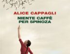 Quando le viene proposto di lavorare come cameriera per un ex insegnante di filosofia che ha perso la vista, Maria Vittoria accetta subito. E il Professore l’accoglie in una casa piena di luce, di vento e di libri, dove lei pulirà e cucinerà per lui, ma dovrà anche leggergli brani di Pascal o di Sant’Agostino, di Platone o di Spinoza. I dialoghi tra la badante e il suo datore di lavoro, che spaziano dalle emozioni più comuni alle riflessioni filosofiche su vita e morte, s’intrecciano alle vicende della loro vita e a quelle di tanti altri personaggi, che entrano ed escono da quella casa sullo sfondo di una Livorno allegra e piena di vita. Uscito nel 2019, Niente caffè per Spinoza di Alice Cappagli (Einaudi, 17,50 euro) ha vinto ora il Premio John Fante Opera Prima 2020.
