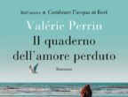Con Cambiare l’acqua ai fiori, Valérie Perrin, fotografa di scena di molti film, ha realizzato un best seller per mesi in testa alle classifiche. Sull’onda di questo successo, l’editore Nord ripropone il suo romanzo d’esordio, Il quaderno dell’amore perduto (14,90 euro). Qui, abbiamo due donne a confronto: Justine, che dopo la scomparsa dei genitori si è chiusa in una nicchia fatta di abitudini e di lavoro, come assistente in una casa di riposo, ed Hélène, ospite dell’ospizio che, al contrario, si è tuffata nella vita con coraggio e passione in ogni momento. Ed è proprio ascoltando la storia del grande amore spezzato dalla guerra vissuto dall’anziana, che Justine inizia a guardare a se stessa e alle proprie aspirazioni con occhi diversi. Trovando la forza di riaprire il cuore alle emozioni.
