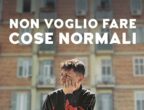 Non voglio fare cose normali (Mondadori, 15,90 euro), nelle librerie dal 13 ottobre, è la biografia del rapper di Isernia Nayt. Parlando di sé e delle proprie aspirazioni, il musicista, ventenne, scrive: “Ho sempre affrontato i miei conflitti in cerca di pace. Quando la guerra si è presa una pausa, il silenzio mi ha svelato che l’equilibrio è una cosa noiosa”. Nelle pagine del libro, l’artista si mette a nudo, raccontando la sua musica, i suoi sogni e il suo punto di vista (assolutamente anticonvenzionale) sulla vita. Una lettura adatta ai ragazzi dai 14 anni.