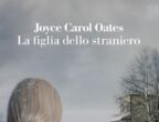 È facile sentirsi stranieri e a disagio quando si è costretti a lasciare il proprio Paese d’origine e a cercare rifugio altrove. È quello che è sempre successo ai migranti, in ogni epoca, e che capita in questo romanzo alla famiglia Schwarts, che in fuga dalla Germania nazista si trasferisce in un piccolo paese vicino a New York. Joyce Carol Oates, tra le più famose scrittrici americane viventi, racconta in La figlia dello straniero uscito qualche anno fa e ora ripubblicato (La Nave di Teseo, 22 euro) la vicenda di un matematico che, arrivato negli Usa, è costretto ad accettare un lavoro come becchino e di sua figlia Rebecca, costretta a crescere in fretta e messa di fronte alla necessità di ricominciare e reinventarsi da zero. Un cocktail, con un mix di sapori e un finale inaspettatamente dolce.