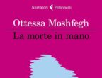Un’anziana signora, vedova da poco, decide di trasferirsi nel bosco, in una casa isolata da tutto e tutti. Una mattina, mentre porta il suo cane a fare una passeggiata, trova un biglietto in cui si fa riferimento all’omicidio di una certa Magda: è stato scritto da una persona che puntualizza di non essere l’assassino, ma di sapere dove si trova il cadavere. Ecco l’inizio raggelante di La morte in mano di Ottessa Moshfegh (Feltrinelli, 16,50 euro), un thriller angosciante che propone atmosfere cupe e personaggi ambigui. E numerosi colpi di scena.
