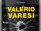 Il professore di una scuola superiore entra in contatto con una misteriosa e potente Agenzia che, dopo vari test e prove, gli affida un compito inaspettato: distruggere la reputazione di un importante uomo politico attraverso la divulgazione di diverse fake news. L’insolito e disonesto incarico, che stuzzica l’ambizione dell’insegnante, cela però risvolti inaspettati e pericolosi. L’ora buca di Valerio Varesi (Frassinelli, 17,50 euro) è un giallo spiazzante, che disorienta con personaggi enigmatici e sfaccettati. Impossibile intuire il finale.